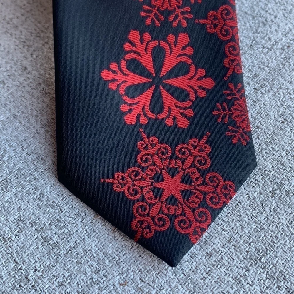 Hallmark Holiday Traditions Men's Holiday Snowflake Black Red Tie